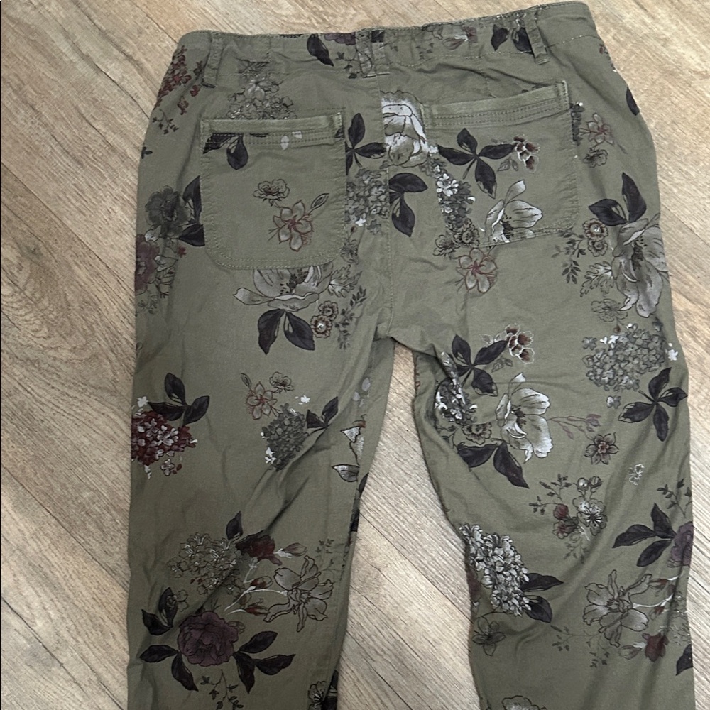 Floral Patterned Green Pants - Picture 4 of 5